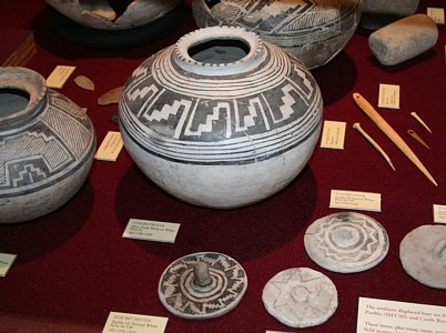 puebloan pottery, black on white
