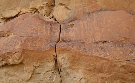 Petroglyphs near Kin Kletso.